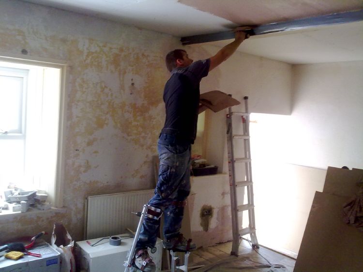 Plastering a ceiling on stilts
